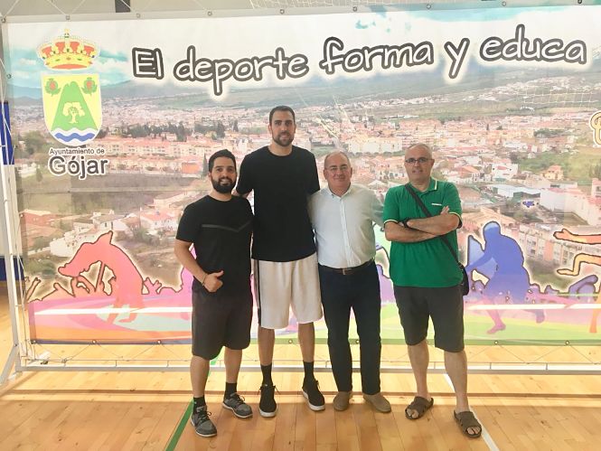 Pablo Aguilar con el alcalde de Gójar