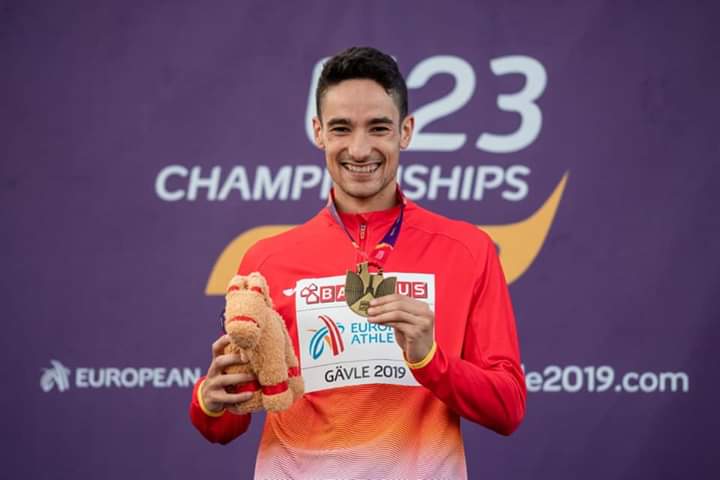 Ignacio Fontes con su medalla de oro (DEPORTES UGR)