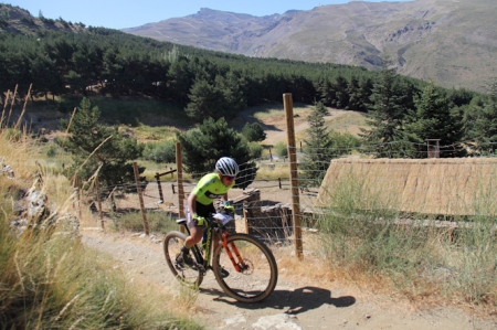 Un ciclista en pleno esfuerzo (CETURSA) Un ciclista en pleno esfuerzo (CETURSA)