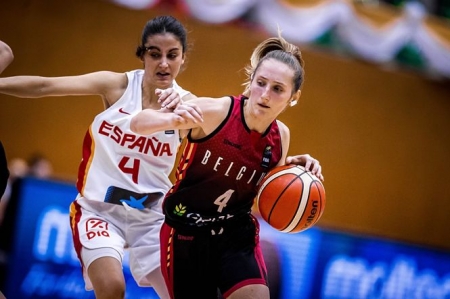 Mamen Blanco defiende a una jugadora belga (FIBA) Mamen Blanco defiende a una jugadora belga (FIBA)