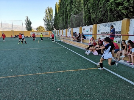 Una jugadora bota un saque de esquina (AYTO. CÚLLAR VEGA) Una jugadora bota un saque de esquina (AYTO. CÚLLAR VEGA)
