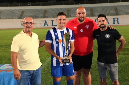 Alberto, capitán del Agroisa Huétor Tájar recoge el trofeo (AYTO. ALMUÑÉCAR) Alberto, capitán del Agroisa Huétor Tájar recoge el trofeo (AYTO. ALMUÑÉCAR)