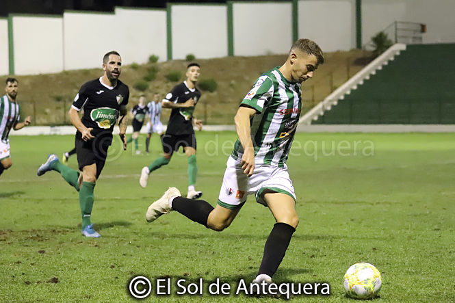 Un jugador del Antequera se dispone a centrar ante la mirada de Miguel Jiménez (EL SOL DE ANTEQUERA)
