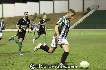Un jugador del Antequera se dispone a centrar ante la mirada de Miguel Jiménez (EL SOL DE ANTEQUERA) Un jugador del Antequera se dispone a centrar ante la mirada de Miguel Jiménez (EL SOL DE ANTEQUERA)
