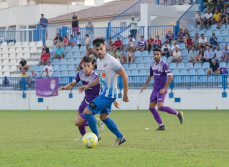 Dani Cara (CF Motril) y Juanjo (Real Jaén) en un lance del partido (SEMANARIO MUCHO DEPORTE)