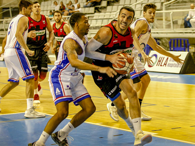 Alo Marín penetra a canasta (PHOTOGRAPHERS SPORTS) 