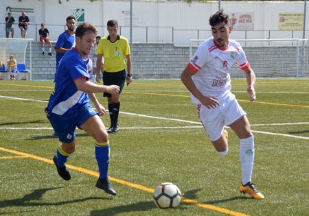 Una jugada del encuentro disputado entre CD Dúrcal y At. Zubia (LÁZARO)