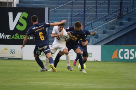 Mario pelea por el balón con tres jugadores del Ucam Murcia (@UCAMMURCIACF) Mario pelea por el balón con tres jugadores del Ucam Murcia (@UCAMMURCIACF)