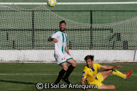 Javi Pérez se fajó en defensa ante el Antequera (EL SOL DE ANTEQUERA) Javi Pérez se fajó en defensa ante el Antequera (EL SOL DE ANTEQUERA)