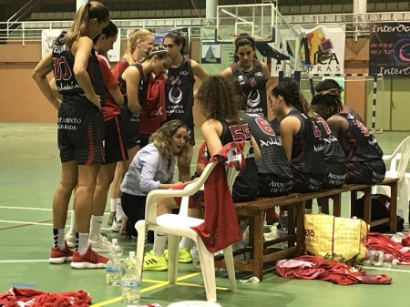 Maribel Píñar da instrucciones durante un tiempo muerto (RACA)