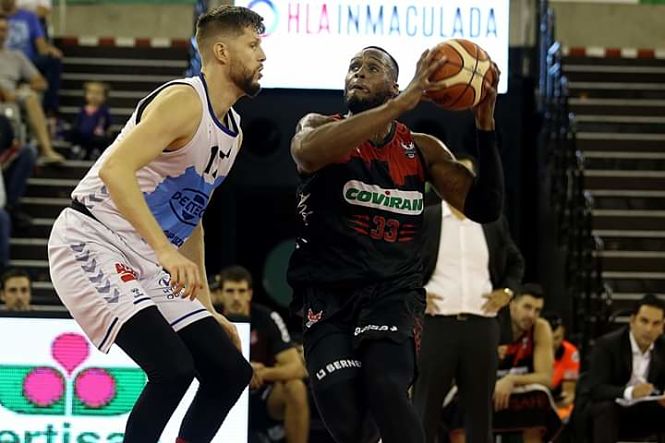 Earl Watson busca el lanzamiento a canasta  (JOSÉ VELASCO)