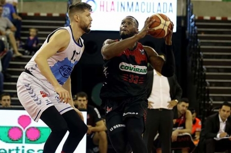 Earl Watson busca el lanzamiento a canasta (JOSÉ VELASCO) Earl Watson busca el lanzamiento a canasta (JOSÉ VELASCO)