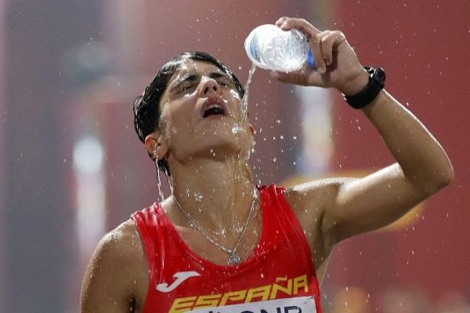 María Pérez extenuada tras la prueba (EL MUNDO) 