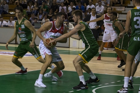 Alejandro Bortolussi se faja en la zona (PHOTOGRAPHERS SPORTS) Alejandro Bortolussi se faja en la zona (PHOTOGRAPHERS SPORTS)