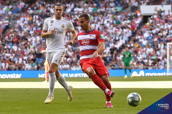Roberto Soldado ejecuta un pase ante la mirada de Bale (Baldomero)