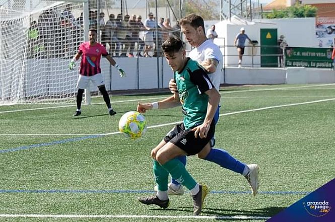 El Huétor Vega sigue sin vencer (JOSÉ M. BALDOMERO / ARCHIVO)