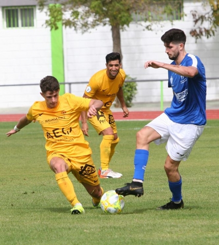 El Maracena no pudo hacer nada ante el Atlético Malagueño (JOSÉ M. BALDOMERO / ARCHIVO)