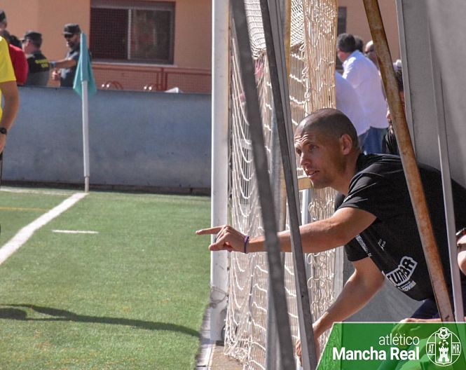 Gabriel Padial da instrucciones en el partido ante el Atlético Mancha Real (@ATMANCHAREAL)