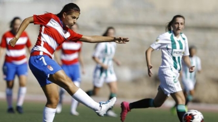Lauri dispara ante la mirada de una jugadora cordobesa (GRANADA CF) Lauri dispara ante la mirada de una jugadora cordobesa (GRANADA CF)