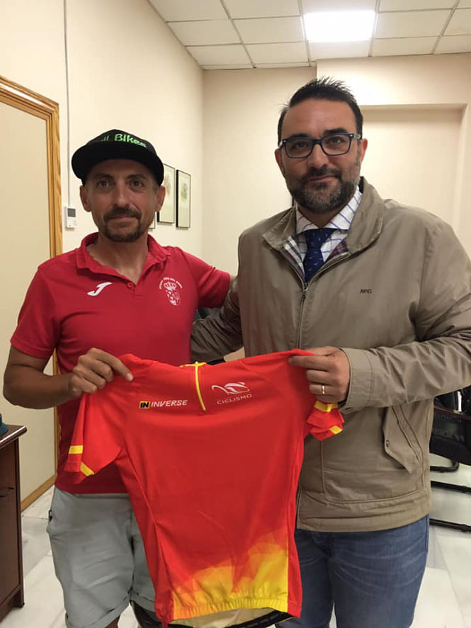 José Manuel Dosdad junto al Alcalde de Vegas del Genil (AYTO. VEGAS DEL GENIL) 