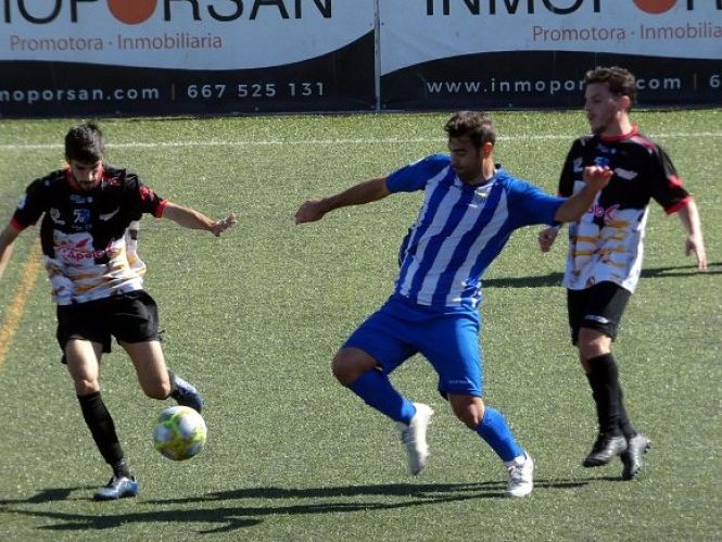 Peso toca el balón ante un jugador del Alhaurín de la Torre (PACO CASTILLO)