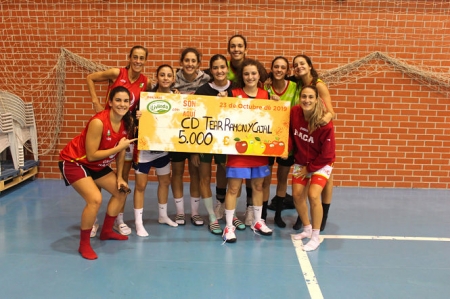 Las jugadoras del Grupo Hafesa Raca posan con el cheque simbólico (RACA)