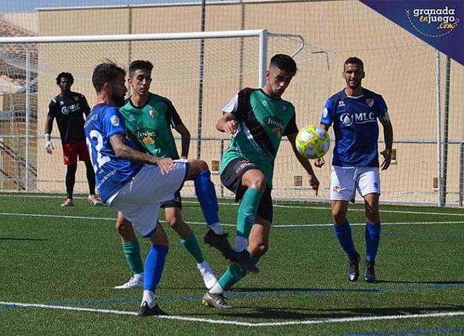 El Huétor Vega mereció mejor suerte ante el Vélez (JAVIER PALMA)
