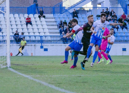 Los locales Dani Cara y Ramiro se las ven con el portero visitante Kellyan (SEMANARIO MUCHO DEPORTE) Los locales Dani Cara y Ramiro se las ven con el portero visitante Kellyan (SEMANARIO MUCHO DEPORTE)