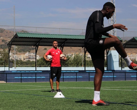 Viti, de fondo, sigue el entrenamiento de su equipo 
