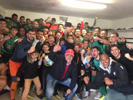El Huétor Vega celebró la victoria en vestuarios (CD HUÉTOR VEGA)