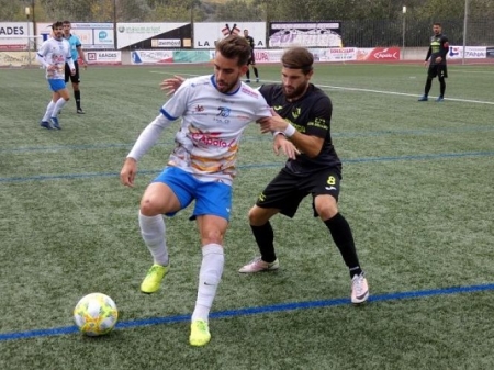 Paco Ariza protege el balón ante Álex Moreno (MIGUEL JAIMEZ) Paco Ariza protege el balón ante Álex Moreno (MIGUEL JAIMEZ)