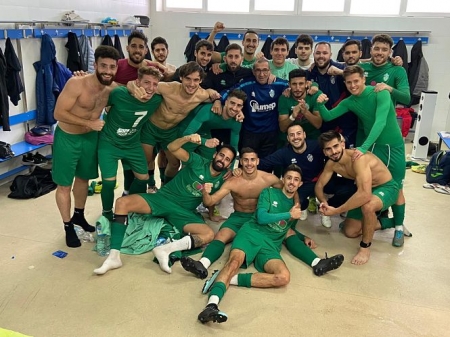 El Atarfe celebró la victoria en vestuarios(ENCARNI QUESADA) El Atarfe celebró la victoria en vestuarios(ENCARNI QUESADA)