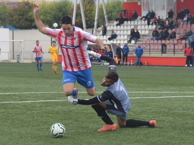 El cancerbero Salvo arrolla a Alberto en el penalti del gol del Arenas (GABRIEL R. LÁZARO)