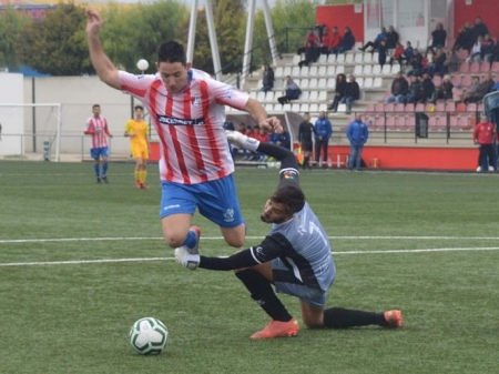 El cancerbero Salvo arrolla a Alberto en el penalti del gol del Arenas (GABRIEL R. LÁZARO) El cancerbero Salvo arrolla a Alberto en el penalti del gol del Arenas (GABRIEL R. LÁZARO)
