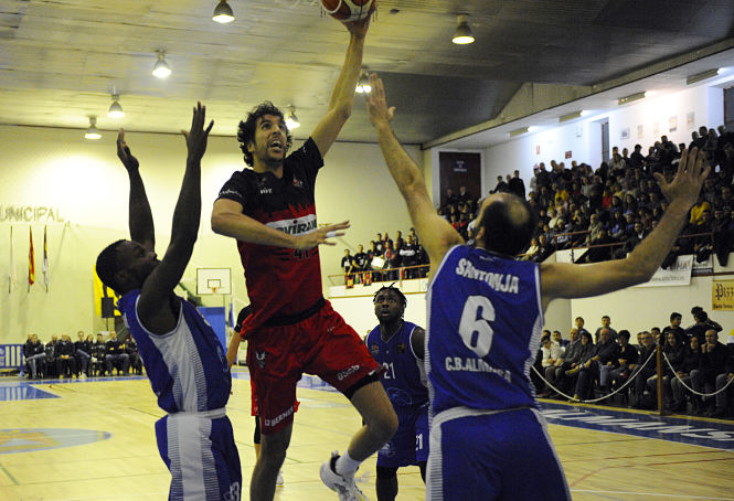 Sergio Olmos intenta anotar en la zona (PHOTOGRAPHERS SPORTS)