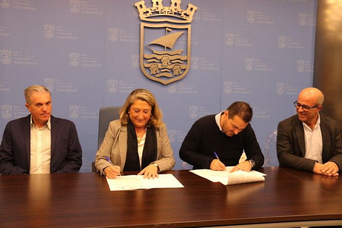 Momento de la firma del convenio (AYTO. ALMUÑÉCAR) 