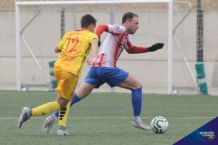 Antonio Molina en una acción del partido ante el CD Rincón (JOSÉ M. BALDOMERO)