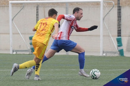 Antonio Molina en una acción del partido ante el CD Rincón (JOSÉ M. BALDOMERO) Antonio Molina en una acción del partido ante el CD Rincón (JOSÉ M. BALDOMERO)