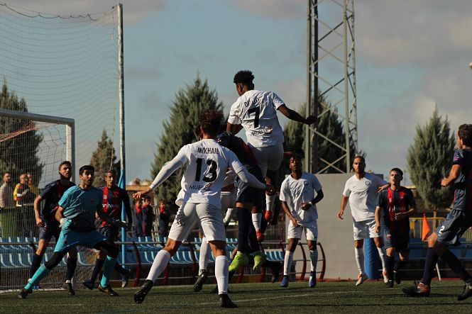 Diallo se eleva para rematar sobre la portería del Vandalia (CD ALMUÑÉCAR CITY)