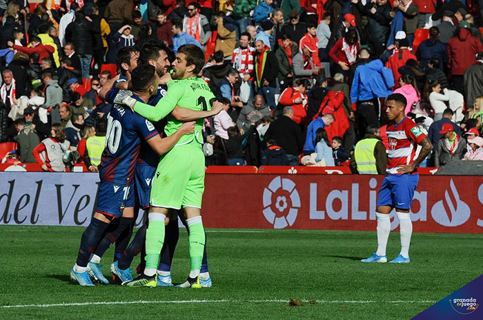 Los jugadores del Levante celebran la victoria a la conclusión del encuentro (JOSÉ M. BALDOMERO)