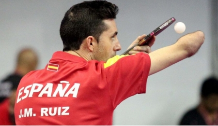 José Manuel Ruiz realiza un saque (JMRR) José Manuel Ruiz realiza un saque (JMRR)