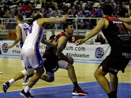 Joan Pardina penetra a canasta (PHOTOGRAPHERS SPORTS) Joan Pardina penetra a canasta (PHOTOGRAPHERS SPORTS)