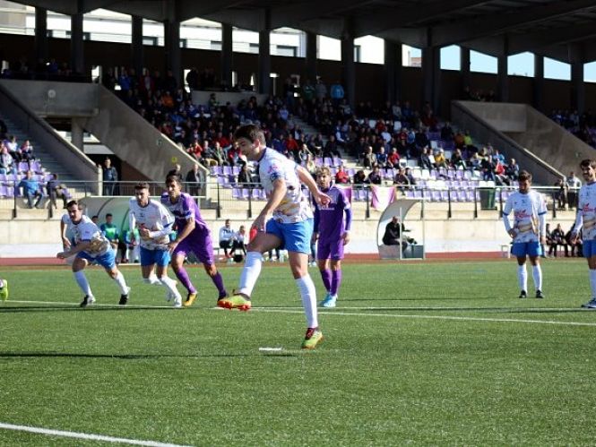 El capitán lojeño Nino transforma el penalti que supone el segundo gol (MIGUEL JÁIMEZ)