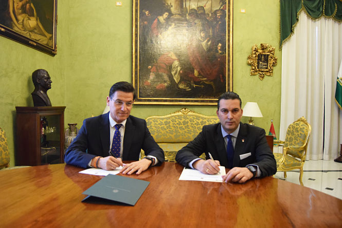 Óscar Fernández y Luis Salvador han firmado el convenio (FUNDACIÓN CB GRANADA) 