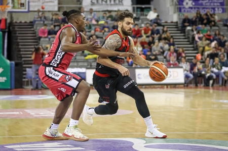 Diego Kapelan intenta irse de su defensor (FERMÍN RODRÍGUEZ) Diego Kapelan intenta irse de su defensor (FERMÍN RODRÍGUEZ)