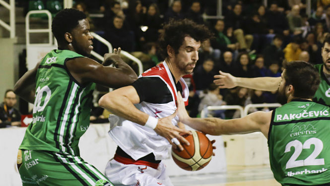 Sergio Olmos peleando con los pívot de Caceres (PHOTOGRAPHERS SPORTS)