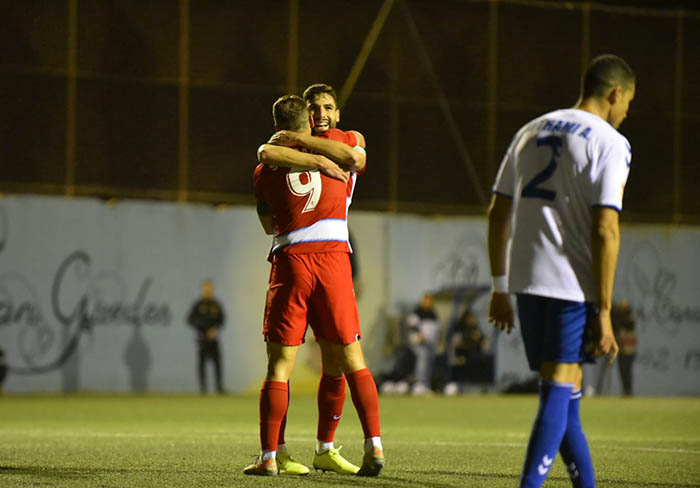 Antonio Puertas celebra el tanto junto a Roberto Soldado (GRANADA CF)