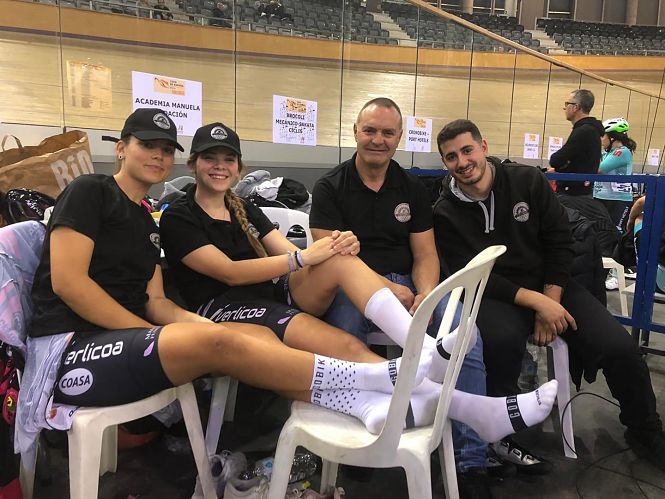 José Manuel Moreno con jóvenes valores del club ciclista (MANUELA FUNDACIÓN) 