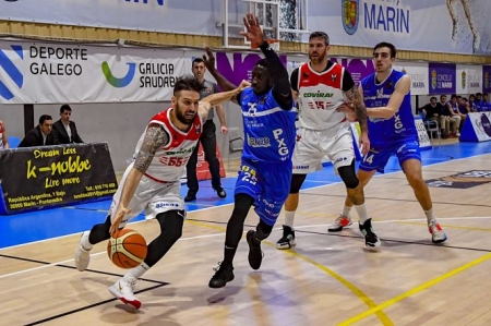 Diego Kapelan se va de un jugador gallego (PHOTOGRAPHERS SPORTS) Diego Kapelan se va de un jugador gallego (PHOTOGRAPHERS SPORTS)