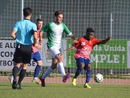 El Iznalloz se llevó la victoria ante Albolote CF (J. PALMA) 